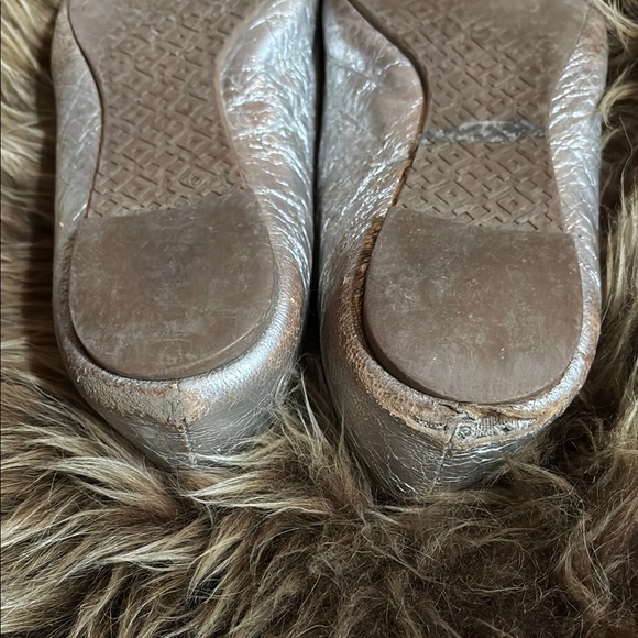 Tory Burch Silver Flats with Iconic Logo and Metallic Finish - Picture 3 of 4